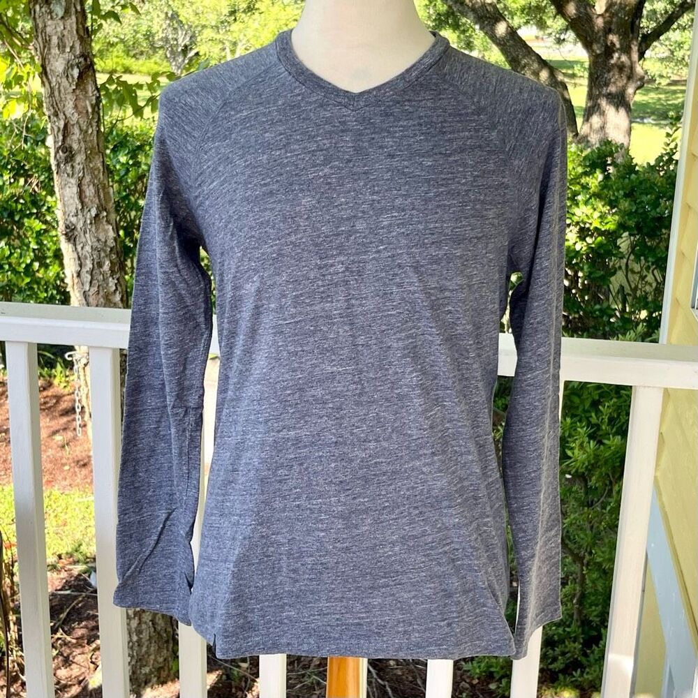 QOR V Neck Long Sleeve T Shirt. Size Medium. Blue.